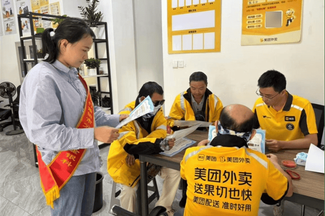 人民币知识搭外卖“快车”送达千家万户