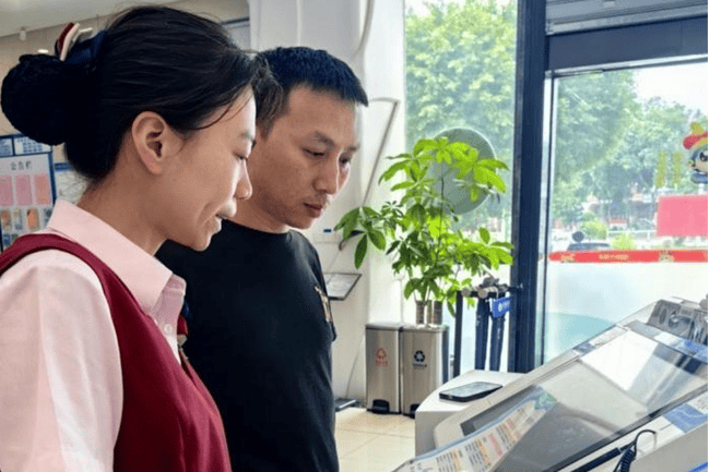 人民币知识搭外卖“快车”送达千家万户