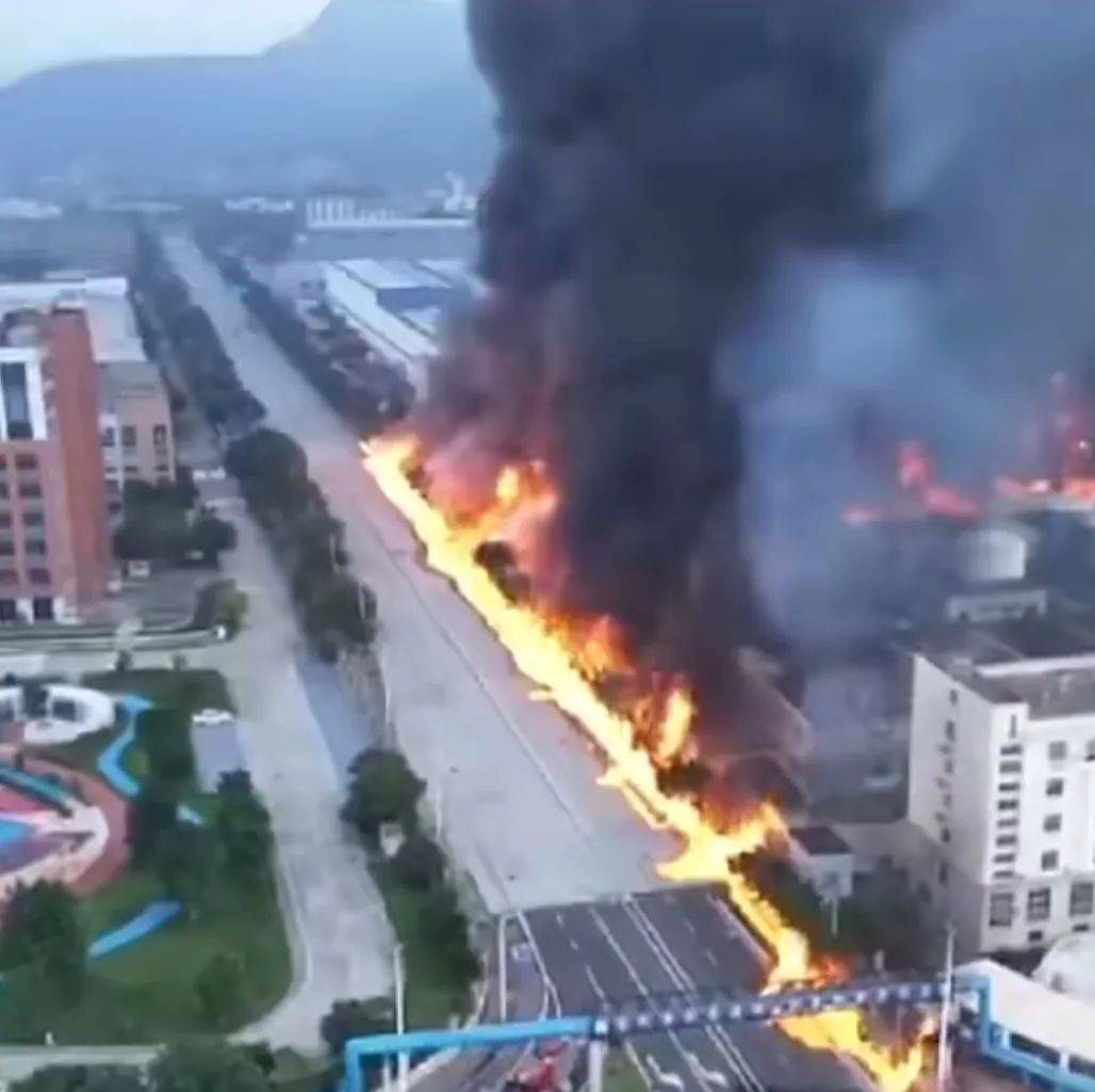 福建福清一厂房突发大火，应急管理局：系设备电路着火引燃清洗剂，暂无伤亡