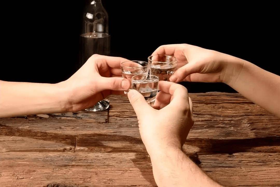 啤酒旺季销量却暴跌，如今的人为何不爱啤酒了？3个原因让人心寒