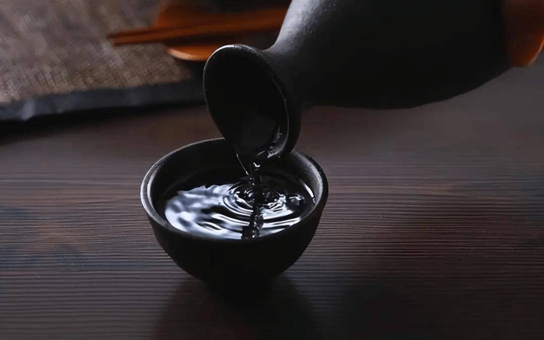 啤酒旺季销量却暴跌，如今的人为何不爱啤酒了？3个原因让人心寒