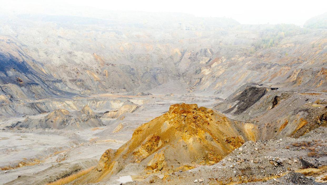 特朗普对华强硬施压,中国连续三月零购美原油,美紧急解除三项对华禁令