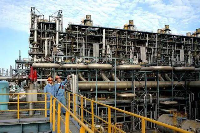 中国高价进口原油,低价出口成品油,为何要赔本赚吆喝?