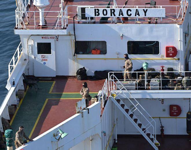 俄油轮卷入军事冲突!西方罕见妥协,中国原油供应链遭波及