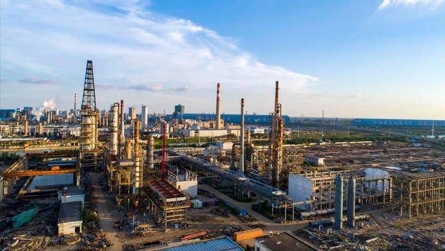 中国高价进口大量原油,却低价出口成品油,为何要赔本赚吆喝?