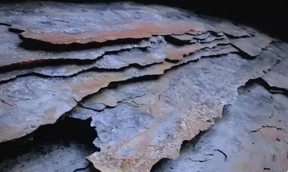 美国最大油田要爆了，这个叫二叠纪的油田，在产出原油过程中，产生了大量含盐废水，比例大约是每出一桶原油，要出五六桶废水