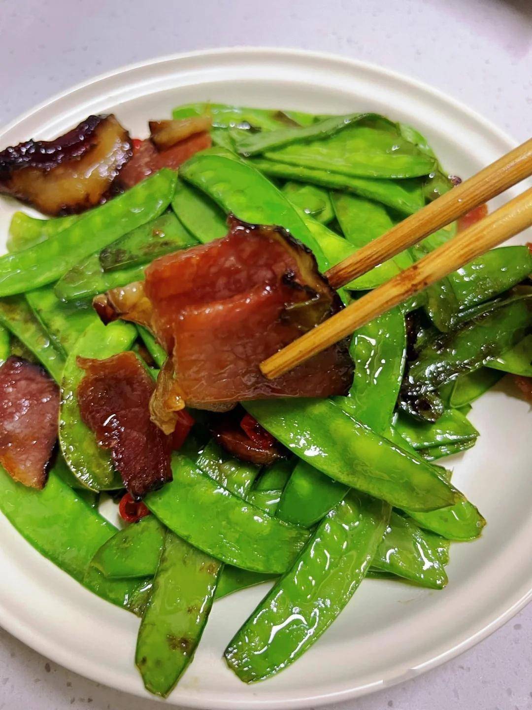 荷兰豆炒腊肉怎么炒，不腻不硬还脆嫩，这样做超香