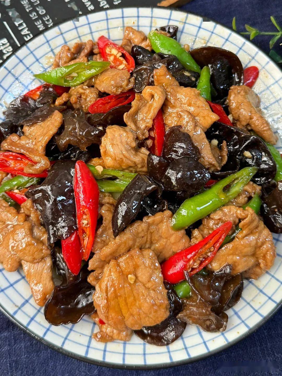 木耳炒肉怎么炒，不柴不硬还多汁，简单技巧超鲜香