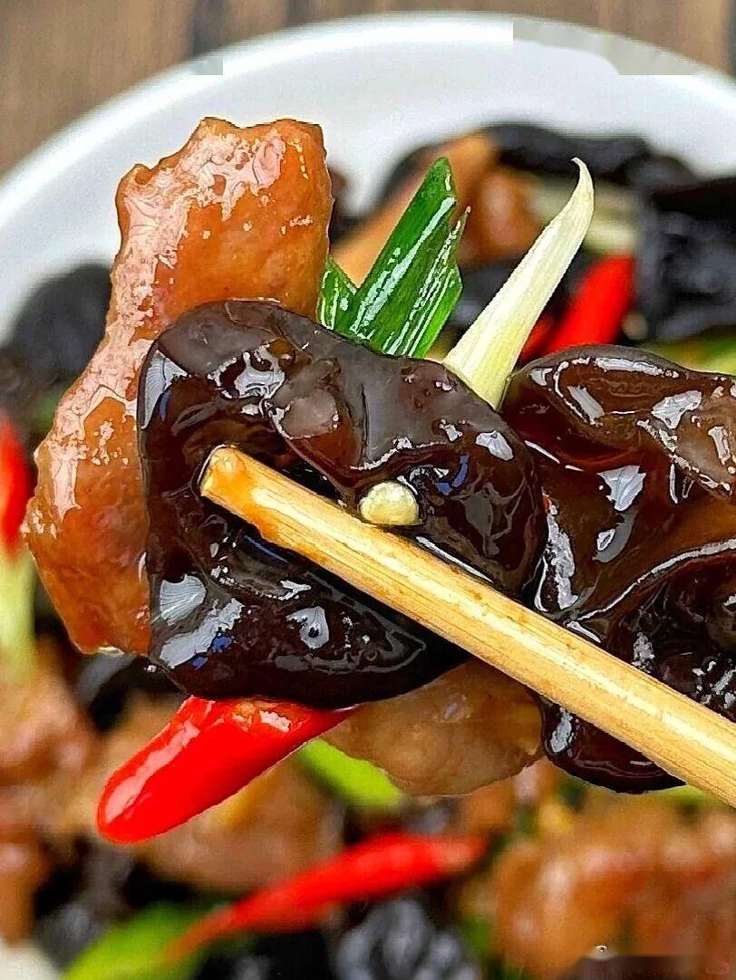 木耳炒肉怎么炒，不柴不硬还多汁，简单技巧超鲜香