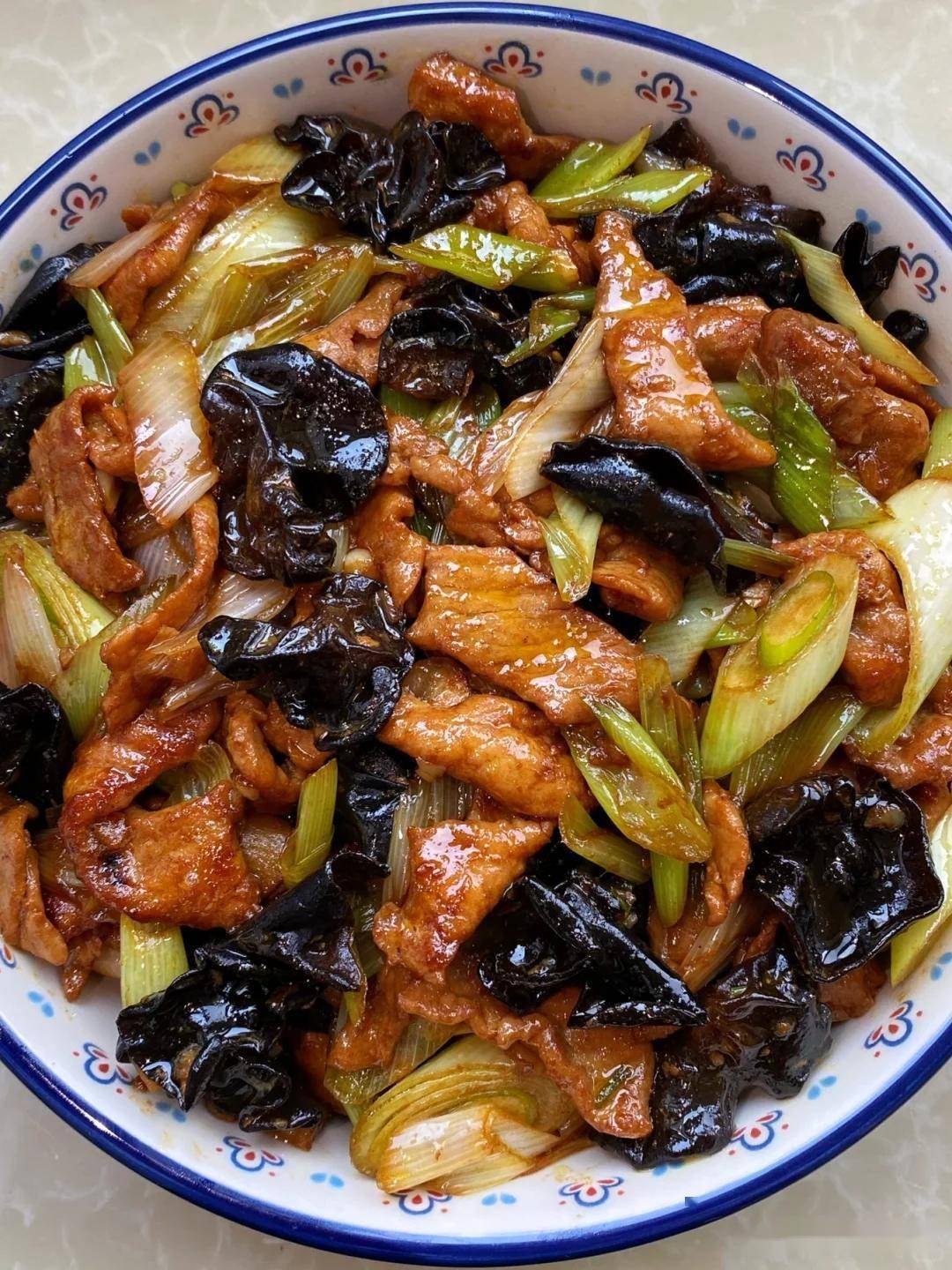 木耳炒肉怎么炒，不柴不硬还多汁，简单技巧超鲜香