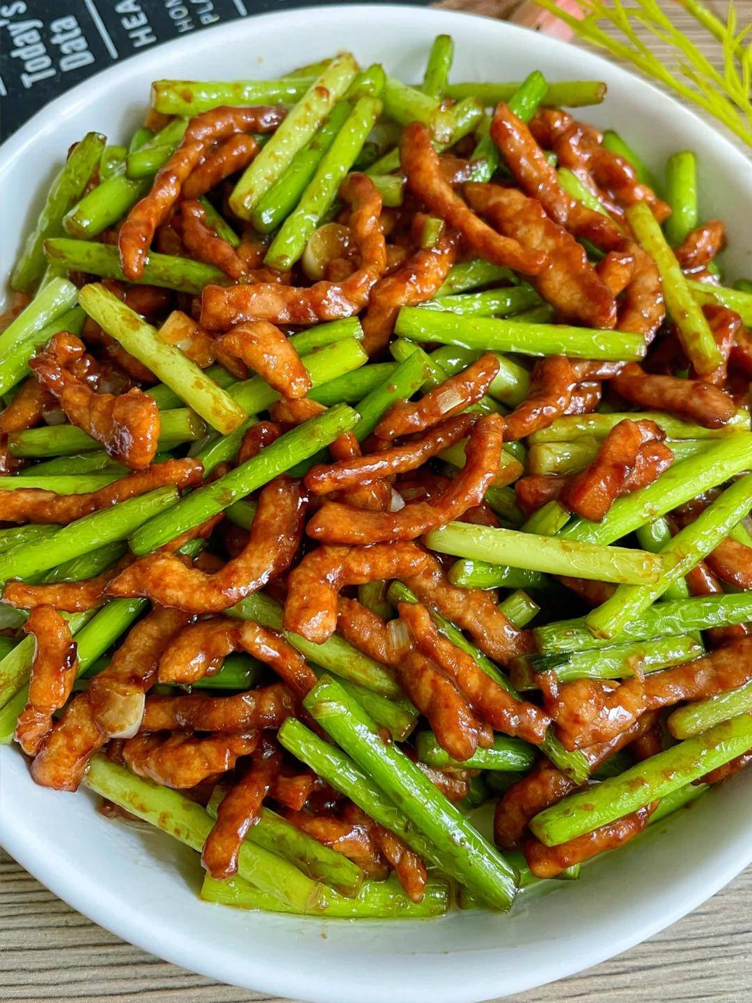 蒜苔炒肉怎么炒，不腻不柴还多汁，大厨教你一招入味