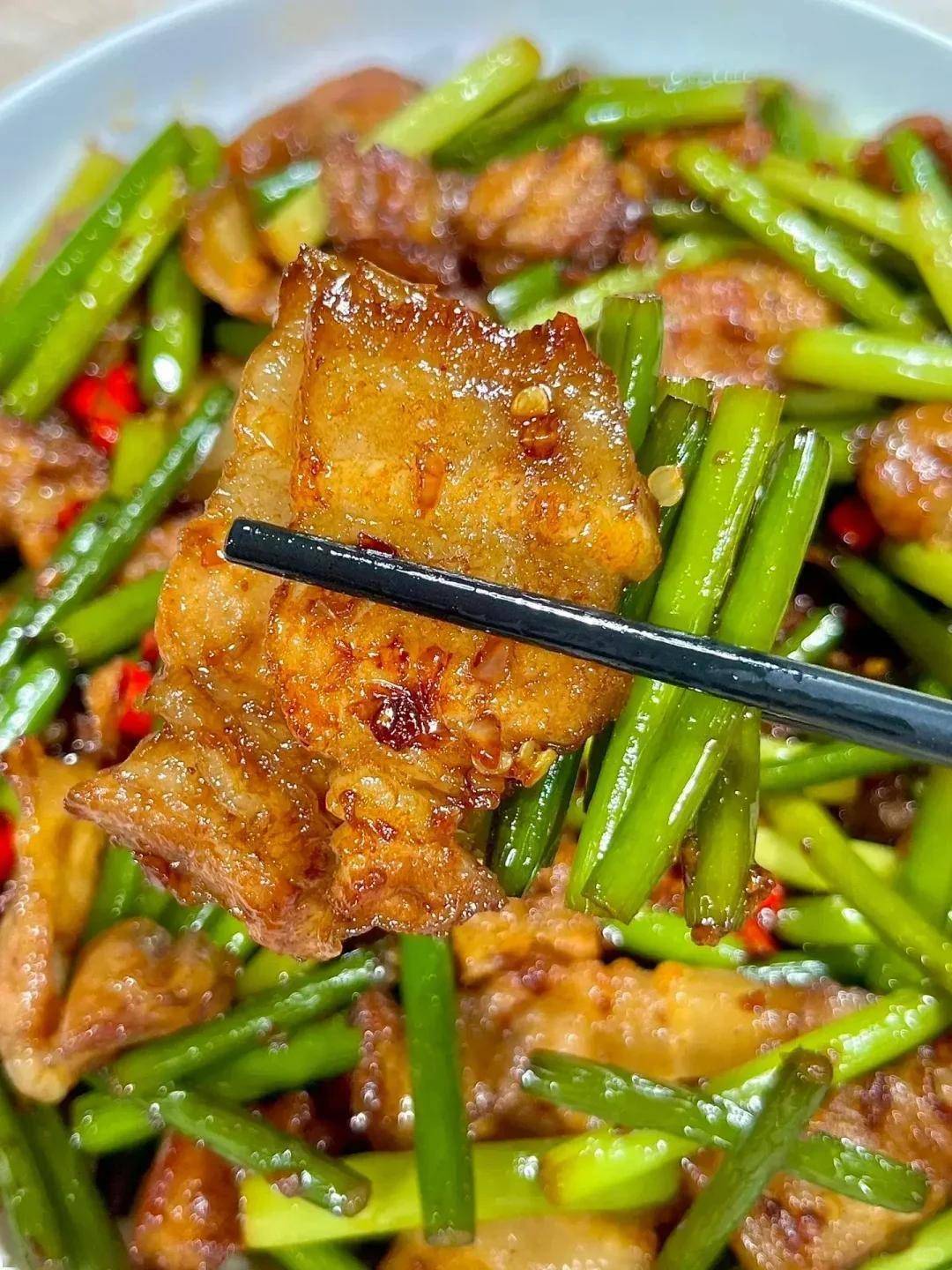 蒜苔炒肉怎么炒，不腻不柴还多汁，大厨教你一招入味