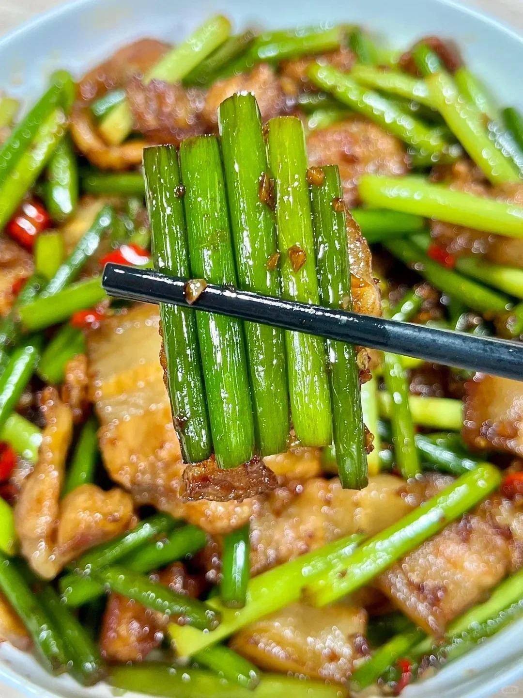 蒜苔炒肉怎么炒，不腻不柴还多汁，大厨教你一招入味