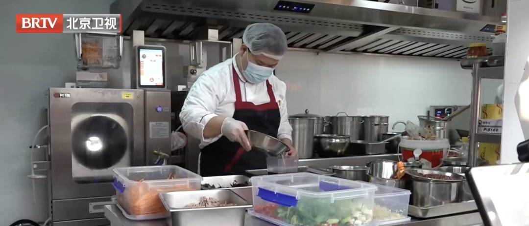 北京这家食堂的菜，竟然是“他们”炒的！