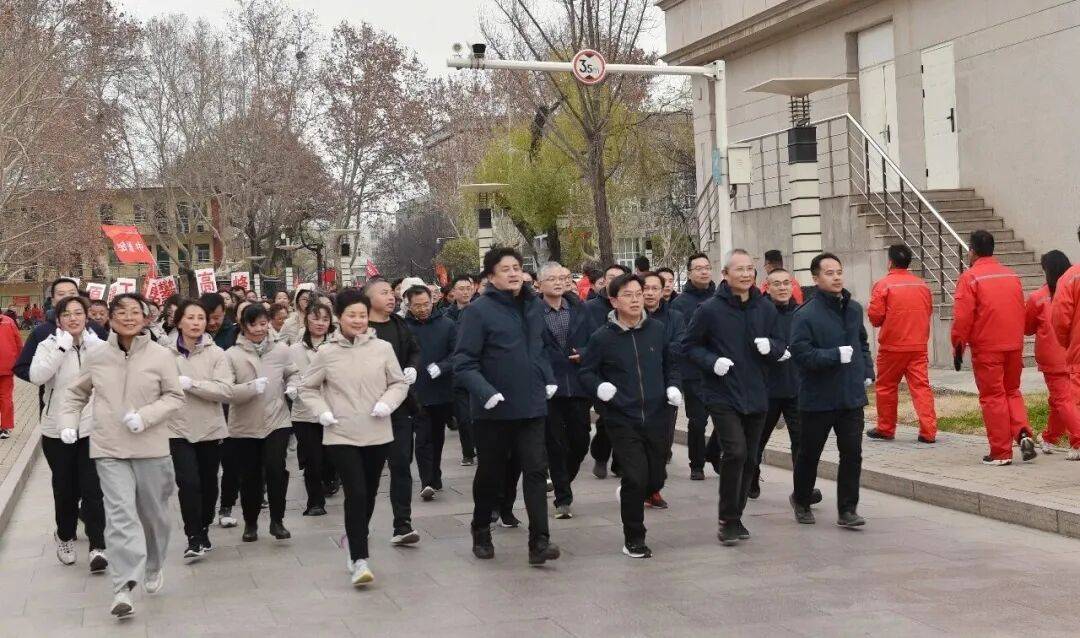 飒爽英姿夺眼球 -- 濮阳油田总医院参加中原油田2026年迎新长跑