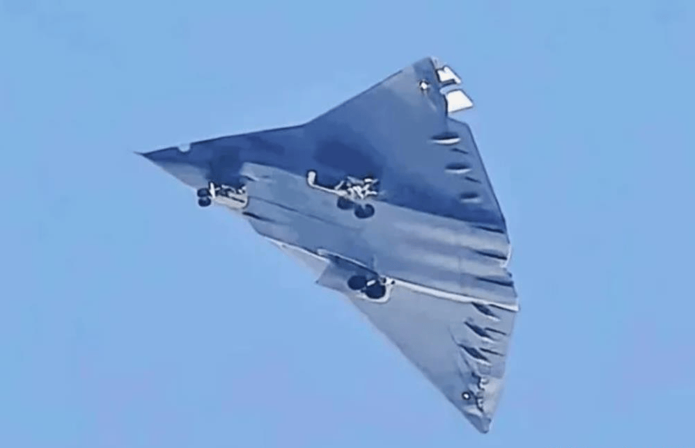 外媒：看完歼-36最新试飞照，重新定义“现代空战”，真的不夸张